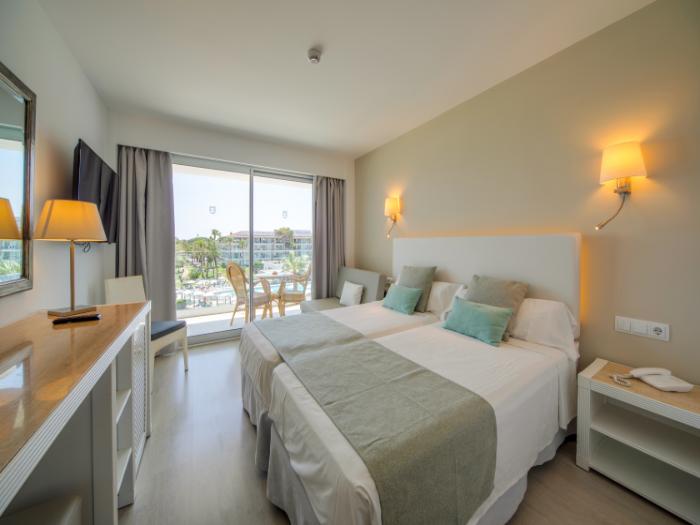 Twin room lateral sea view playa esperanza resort