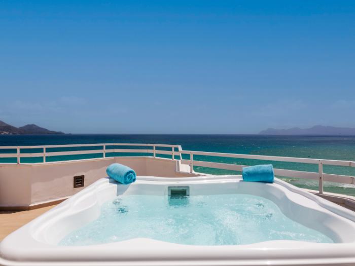 Royal Junior Suite with jacuzzi front sea view